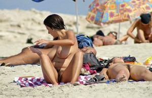 Groupsex and threesome on the beach,..