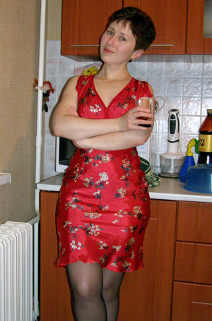 Red-haired woman posing in schwarzen