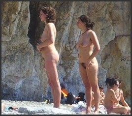 Porno Bilder - Nackte Frauen breiten Adler am Strand aus